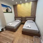 Golden House בית הארחה